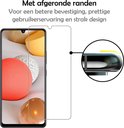 Zwarte telefoonhoes en een screenprotector ernaast, met een vergroot detail van de afgeronde rand.
