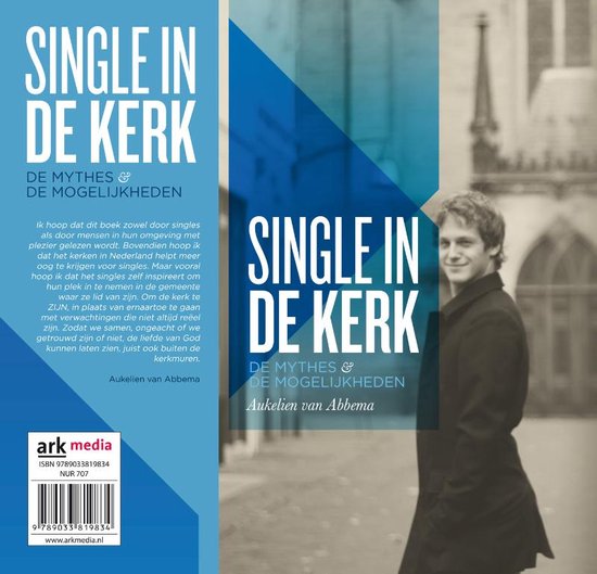 Een man met blond haar, lachend, draagt een donkere jas. De tekst 'SINGLE IN DE KERK' staat in grote letters op de linkerhelft van de afbeelding.