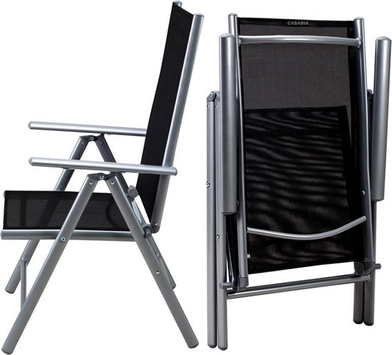 Zilverkleurige aluminium tuinstoel met zwart textileen zitting en rugleuning, ook in opgevouwen toestand.