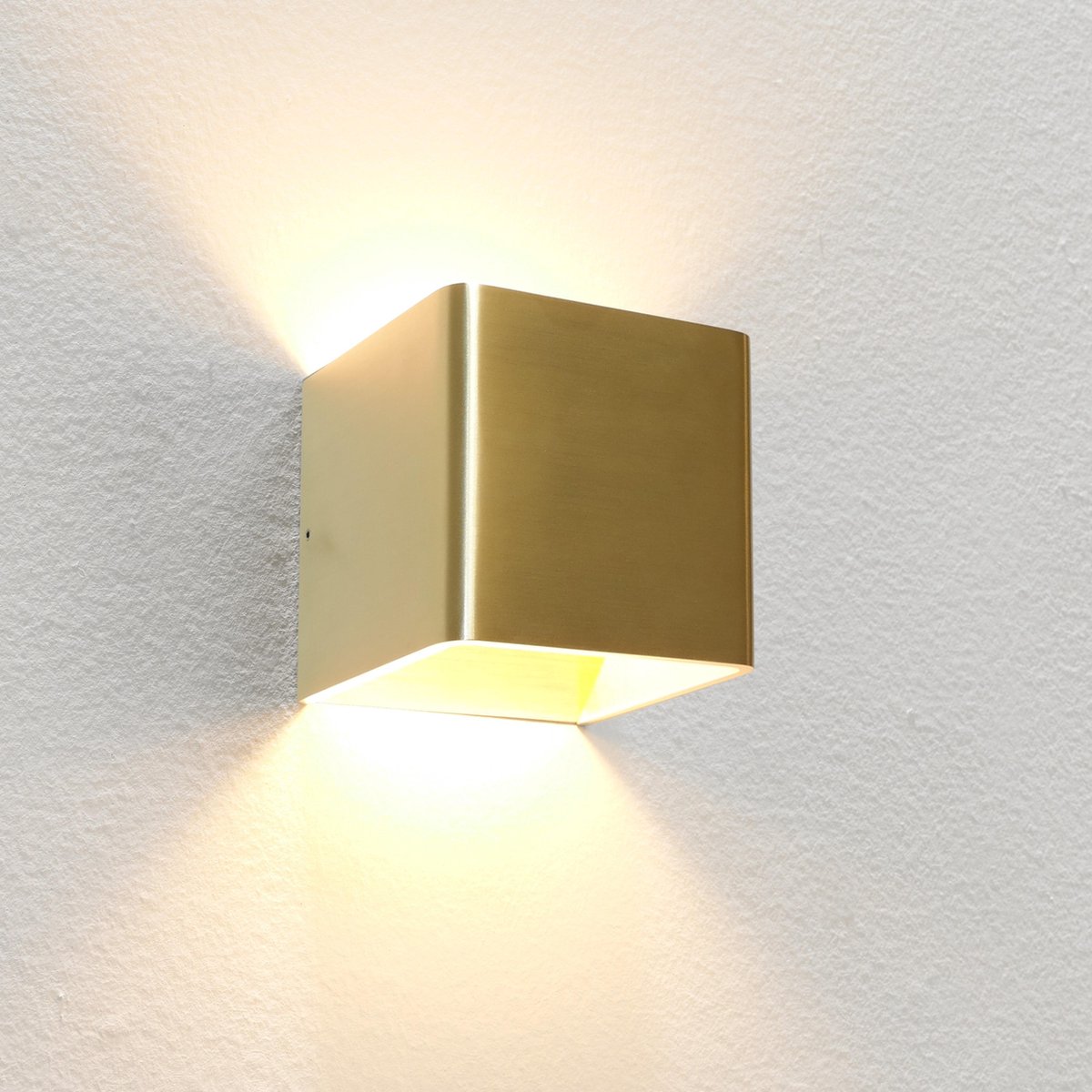 Wandlamp Fulda Goud - 10x10x10cm - LED 6W 2700K 540lm - IP20 - Dimbaar > wandlamp binnen goud | wandlamp goud | wandlamp hal goud | wandlamp woonkamer goud | wandlamp slaapkamer goud | muurlamp goud | led lamp goud | sfeer lamp goud | designlamp goud
