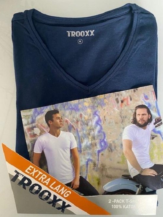 Donkerblauwe V-hals T-shirt van Trooxx, met een afbeelding van twee mannen in witte T-shirts.