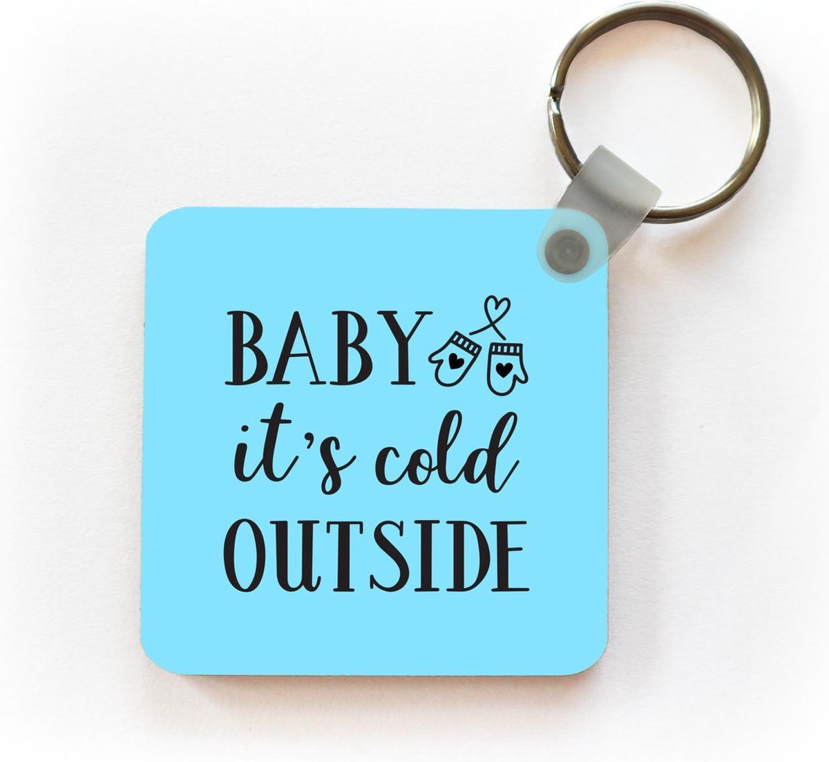 Sleutelhanger - Uitdeelcadeautjes - Quote "Baby it's cold outside" wanddecoratie pastel blauw winter - Plastic - Kerst - Cadeau - Kerstcadeau voor mannen en voor vrouwen