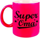 Super oma cadeau mok / beker neon roze met sterren 330 ml