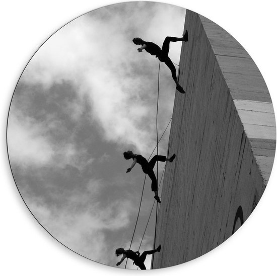 Dibond Wandcirkel - Dansende Mensen tegen Gebouw (zwart/wit) - 80x80cm Foto op Aluminium Wandcirkel (met ophangsysteem)