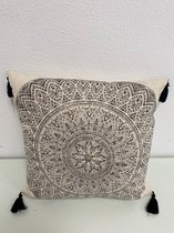 Sierkussen industriële stijl: mandala patroon met kwastjes (detail) - 1 stuk