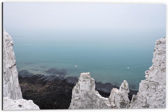 Dibond - Rotsen met de Zee op de Achtergrond - 60x40cm Foto op Aluminium (Met Ophangsysteem)