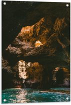 Tuinposter – Grot met Water en Licht - 60x90cm Foto op Tuinposter  (wanddecoratie voor buiten en binnen)
