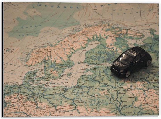 Dibond - Zwarte Speelgoed Auto op Wereldkaart - 40x30cm Foto op Aluminium (Wanddecoratie van metaal)