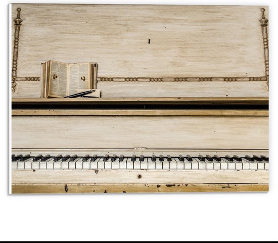 Forex - Oude Piano met een Boekje en Kroontjespen - 40x30cm Foto op Forex