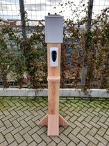 Desinfectie dispenser op een Douglas houten zuil