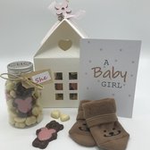 Cho-lala cadeaupakket "Sweet baby girl" | geboorte meisje | babyshower | kraamcadeau | giftset baby girl | flesje 165 gram chocolade hartjes baby roze | baby sokjes: Brom, de lachende beer in