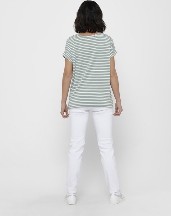 Model van achteren gezien in een mintgroen en wit gestreept t-shirt met omgerolde mouwen.