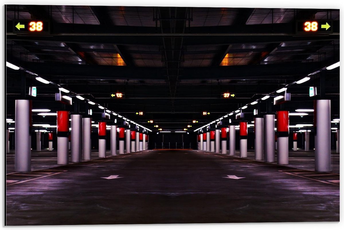 Dibond - Parkeergarage met Rode Palen - 60x40cm Foto op Aluminium (Met Ophangsysteem)