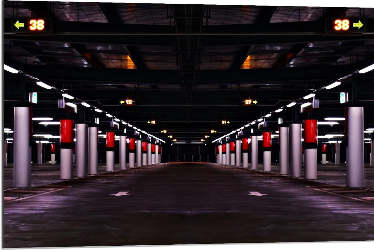 Dibond - Parkeergarage met Rode Palen - 90x60cm Foto op Aluminium (Wanddecoratie van metaa