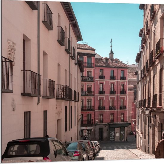 Dibond - Roze Huisjes in Plaza Mayor Roze - Spanje - 80x80cm Foto op Aluminium (Met Ophangsysteem)