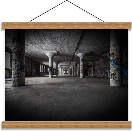 Schoolplaat – Binnenkant Oud Gebouw Graffiti - 40x30cm Foto op Textielposter (Wanddecoratie op Schoolplaat)