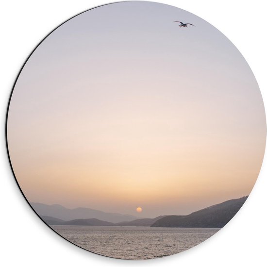 Dibond Wandcirkel - Zon tussen de Bergen - 30x30cm Foto op Aluminium Wandcirkel (met ophangsysteem)