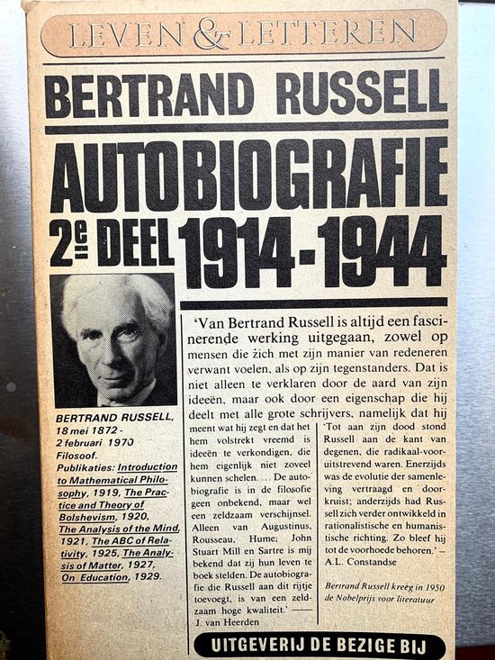Boekhoes van 'Autobiografie Deel 2 1914-1944' met portret van Bertrand Russell en Nederlandse tekst over zijn leven en werk.