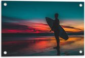Tuinposter – Surfer op Strand Zonsondergang - 60x40cm Foto op Tuinposter  (wanddecoratie voor buiten en binnen)