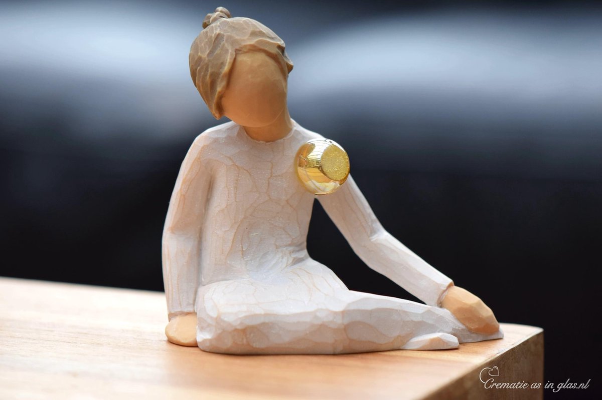 Urn Willow Tree beeldje Thoughtful Child met hand geblazen mini urn-Hand geblazen mini urn met crematie- as vast in glas verwerkt óf haarlokje met haartjes intact in mini urn verwerkt-Crematie- as \ haren verwerking van uw dierbare-Urn-Gedenken