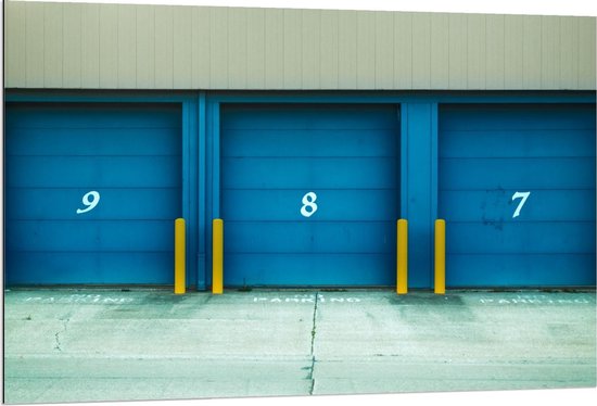Dibond - Garage Deuren Blauw met Cijfers - 120x80cm Foto op Aluminium (Met Ophangsysteem)