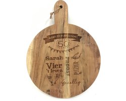 Ronde snijplank/borrelplank met tekst gravure SARAH. Origineel cadeau voor een vrouw die 50 jaar wordt. Het formaat is 40x30cm incl. handvat en 30cm doorsnede excl. handvat