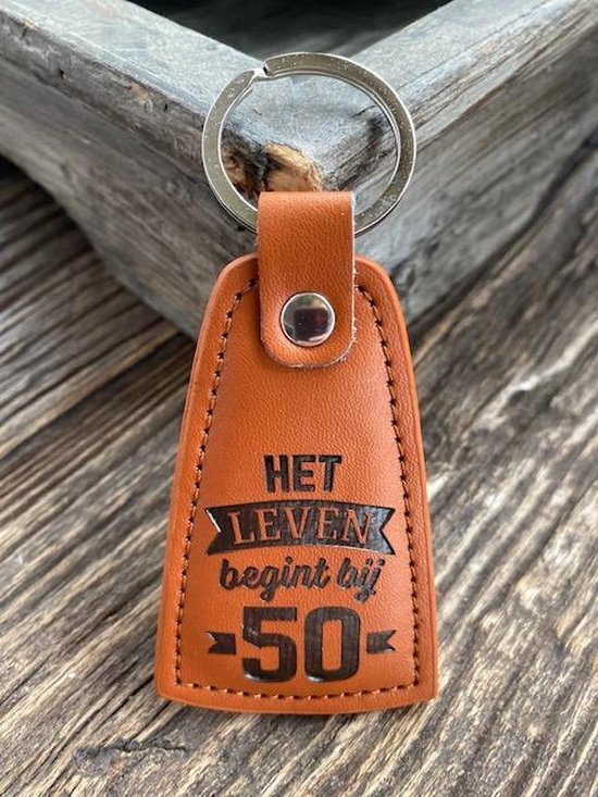 Leren sleutelhanger met de tekst; Het leven begint bij 50 / Abraham / Sarah / opa /... bol