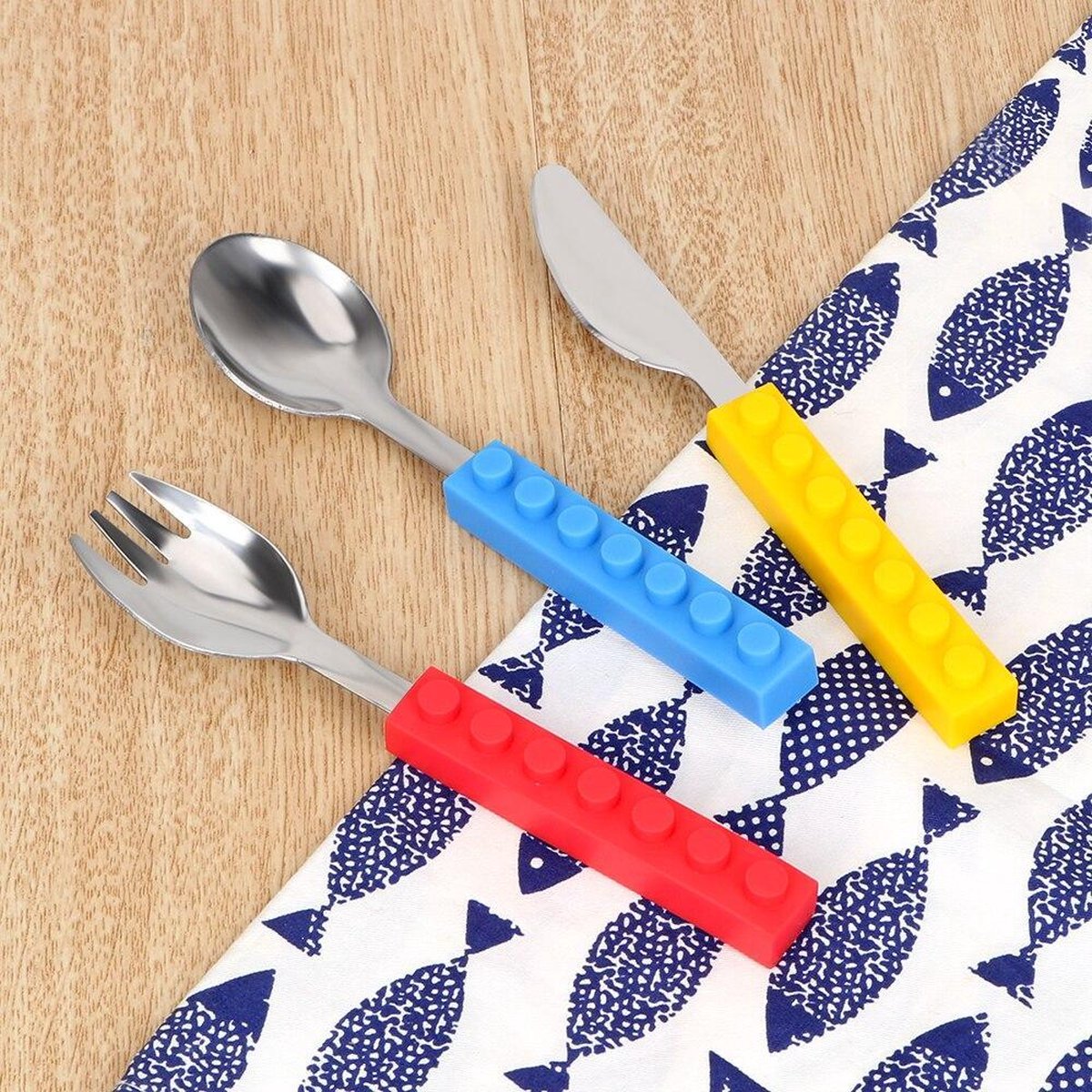 Heldere kleurrijke snack & stapel bestekset voor kinderen met mes vork en lepel. 3-delig stapelblok eetgerei in roestvrij staal. Leuke blokken spelen tijdens het diner. Siliconen handvat servies