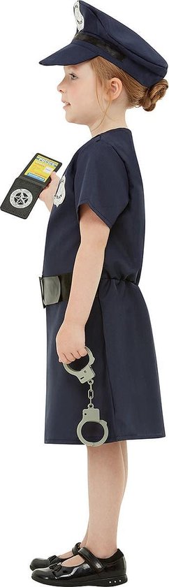 Meisje in politie uniform met jurk, pet, riem, handboeien en politie-identificatie.