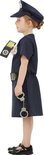 Meisje in politie uniform met jurk, pet, riem, handboeien en politie-identificatie.