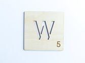 HOUTEN WANDDECORATIE / WOODEN WALL DECORATION - MUURDECORATIE / WALL ART - Letter tegel W / Tile W - 11 x 11cm - LICHT HOUT / NATURAL WOOD - WOORDFEUD / WORDFEUD - LETTERSPEL - SPE