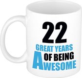 22 great years of being awesome cadeau mok / beker wit en blauw