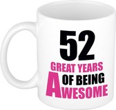 52 great years of being awesome cadeau mok / beker wit en roze