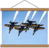 Schoolplaat – Vliegshow van Zwart/Gele Vliegvoertuigen - 40x30cm Foto op Textielposter (Wanddecoratie op Schoolplaat)