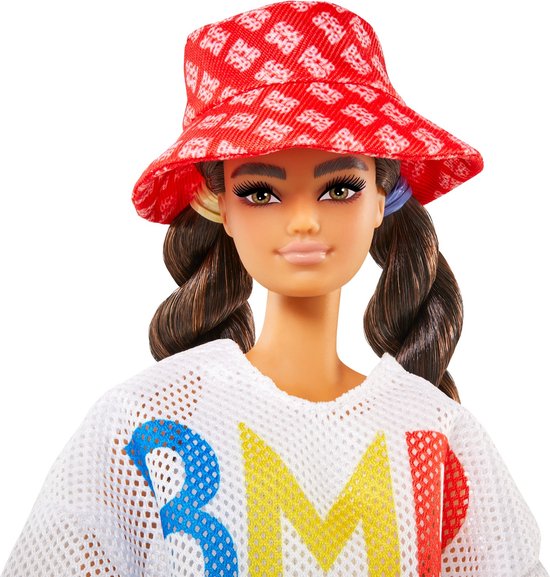 Barbie Specialty BMR1959 - Mesh T-Shirt, Plaid Joggers and Bucket Hat van Merkloos — afbeelding 4