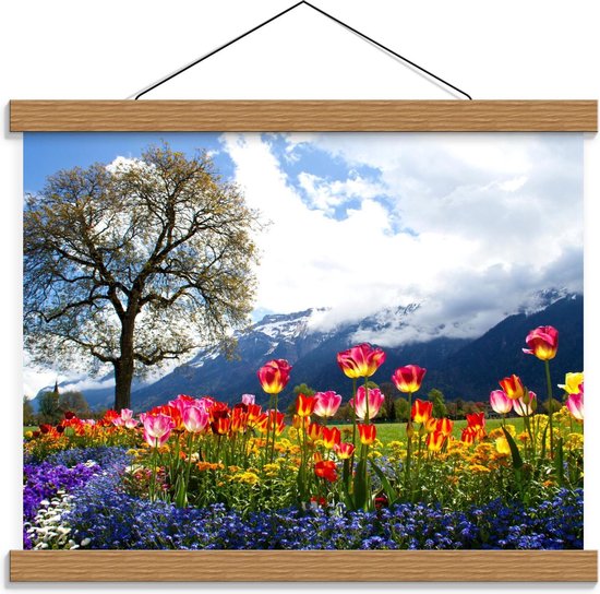 Schoolplaat – Magisch Tulpenveld bij Grote Boom en Bergen - 40x30cm Foto op Textielposter (Wanddecoratie op Schoolplaat)