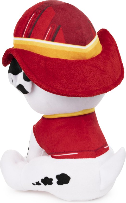 Zijaanzicht van een witte Dalmatische puppyknuffel met zwarte vlekken, draagt een rood brandweeruniform en een rode helm met gele en witte strepen.