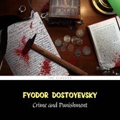 Een open boek met de titel 'Crime and Punishment' van Fyodor Dostoyevsky, met bloedvlekken, munten, een ring en een hamer op een houten tafel.