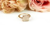 ring in roos goud gezet met roze kwarts en diamant