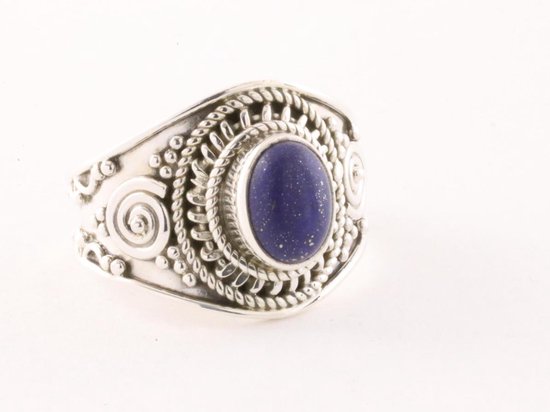 Bewerkte zilveren ring met lapis lazuli - maat 16.5