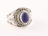 Bewerkte zilveren ring met lapis lazuli - maat 16