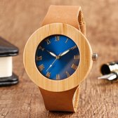 Zoëies houten horloge met bruine leren band en blauwe achtergrond
