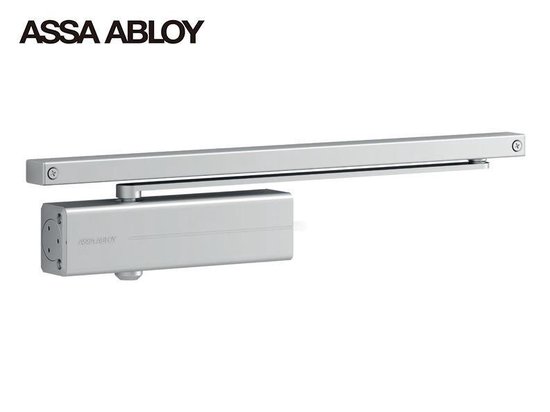 Zilverkleurige deurdranger met glijarm. ASSA ABLOY logo op de behuizing.