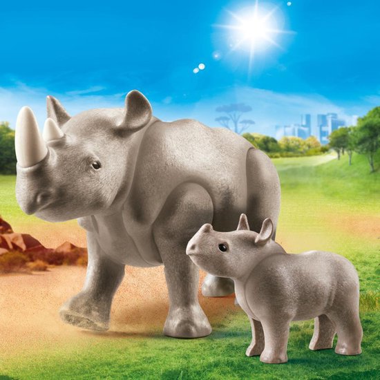 Een grote en een kleine grijze Playmobil neushoorn in een landschap met gras en bomen.