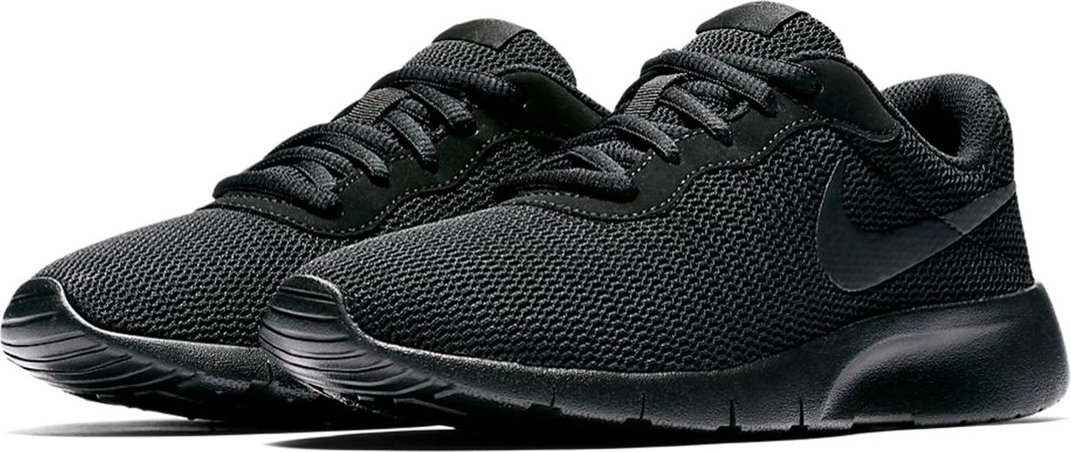 Nike Tanjun Bg Jongens Sneakers - Black/Black - Maat 36.5 | bol.com