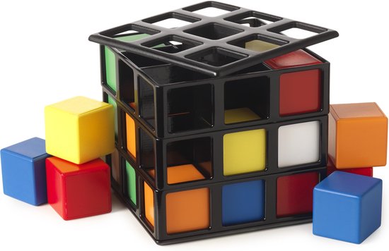 Rubik's Cage met losse blokjes en de bovenkant open, op een witte achtergrond.