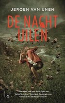 Boekcover: De Nachtuilen. Een jongen beschermt zichzelf tegen vallende stenen in een berglandschap.
