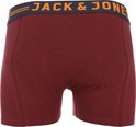 Wijnrode boxerbroek, zicht van achteren, met donkerblauwe elastische band met "JACK & JONES" logo in oranje.