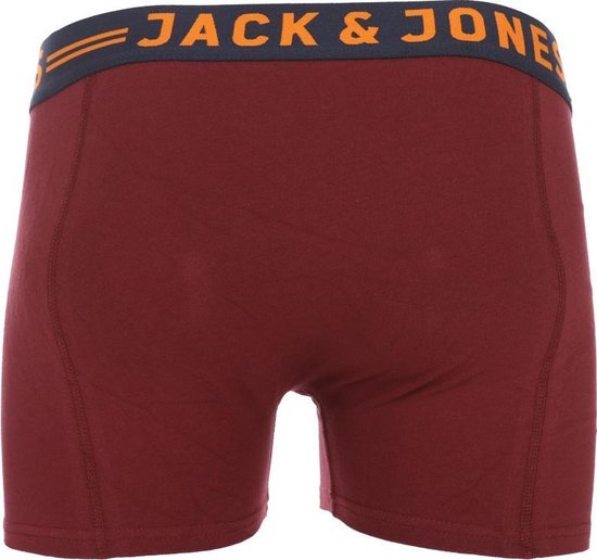 Wijnrode boxerbroek, zicht van achteren, met donkerblauwe elastische band met "JACK & JONES" logo in oranje.