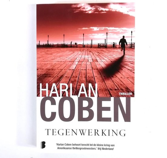 Titelpagina van het boek Tegenwerking van Harlan Coben. Een silhouet van een man rent over een houten pier met lantaarnpalen en een dramatische rode lucht.